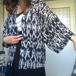 mönstrad skjorta - FRAKT INGÅR😀😀 tunn mönstrad skjorta??/blus?? inga knappar eller fickor så kanske lite mer kimonoliknande. oversized!!