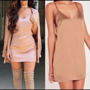 Missguided x Carli Bybel Satin klänning - Helt ny, den har aldrig kommit till användning, därför säljer jag den. Är storlek 36 men passar.s/m beror på hur tight du vill den ska sitta på dig. Köparen står för frakt eller möts upp❤️ skriv om ni har frågor 