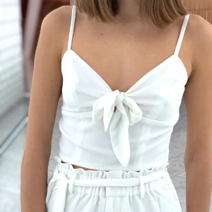 Vitt slutsåld linne i M från By Malina - Nypris 899, slutsåld. Toppen är helt oanvänd och har lappen kvar. Från By Malina & toppen heter ”Rihanna Top”. Pris kan diskuteras💓