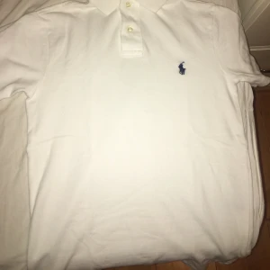 Ralph lauren piké vit storlek xs - Passform är tight men ska passa bra på vilken typ av kropp