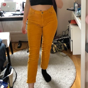 Gula manchester byxor  - Gula byxor från monki i manchestertyg