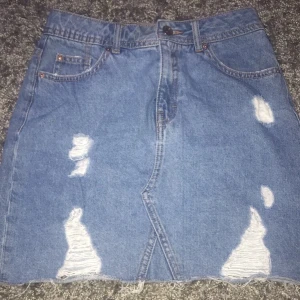 Kjol - Fin jeanskjol med slitningar i storlek 34 men passar mig som är xs-S 🥰