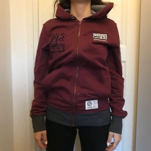 Marwin - En jättesnygg vinröd tröja märke Marwin one true legend, storlek S🌸 Köparen betalar frakt🌸