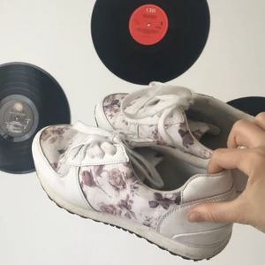 Duffy skor - Säljer dessa ascoola duffyskor med gulliga blommor för att de aldrig kommer till andvändning💕✨ andvända endast 1 gång🌸 storleken är 38 men är som 39✨🧚‍♀️frakten blir ungefär 80kr (köparen står för frakten) 💕✨🌸 