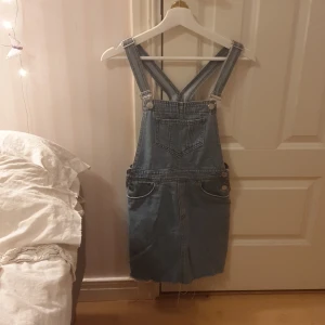 Hängselklänning  - Säljer min super söta hängselklänning i blå jeans för den här blivit för liten. Köpt på h&m förra sommaren och har använt den 2-3 gånger. Skriv vid intresse💞