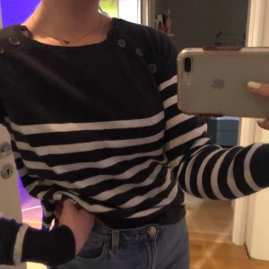 Vero Moda tröja - Snygg Vero Moda tröja som är använd fåtal gånger, köparen står för frakt🥰