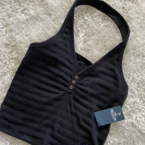 Topp från hollister  - Gulligt linne från hollister med öppen rygg. Helt oanvänt och prislappen sitter kvar, passade ej på mig. Storlek XS och inbyggd resor vid brösten.💖 frakt tillkommer