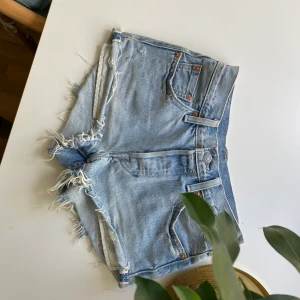 Levis shorts - Ljus blå levis shorts i storlek w24. Fint skick. buda gärna :)