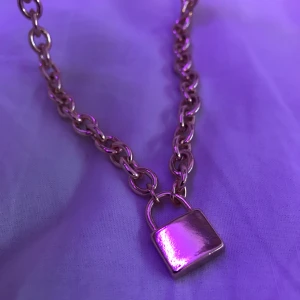 Hm halsband🍉 - Ett helt nytt hm halsband som tyvärr inte riktigt passar min stil, köpt för 80kr säljer för 70kr frakten kan jag själv betala:) 