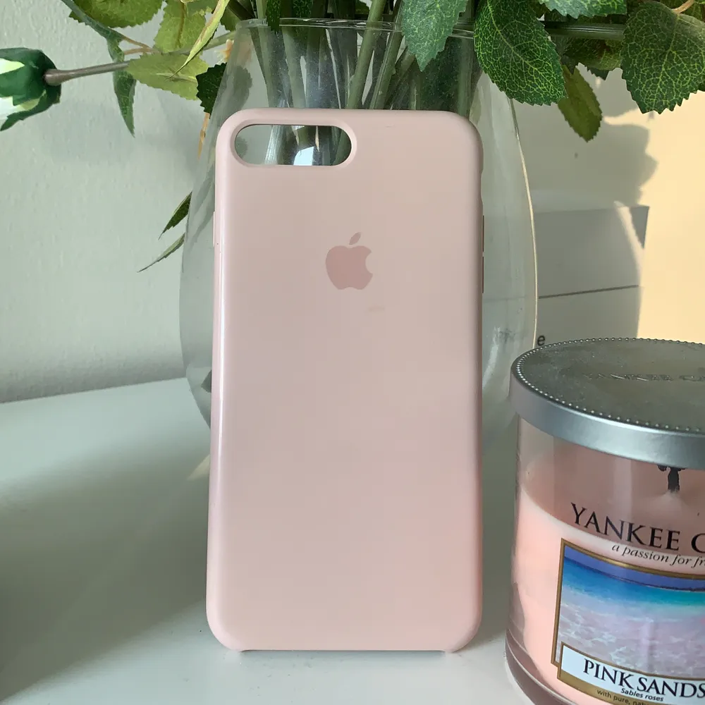 Ett jätte fint iphone skal som passar iphone 7/8 plus från Apple. Skalet är i färgen pink sand & är i fint skick, en repa finns i vänstra hönet i kanten och ett litet märke mitt på skalet (se bild). Frakt tillkommer. . Accessoarer.