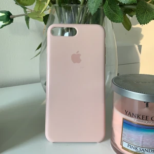 Apple skal iphone 7/8 plus - Ett jätte fint iphone skal som passar iphone 7/8 plus från Apple. Skalet är i färgen pink sand & är i fint skick, en repa finns i vänstra hönet i kanten och ett litet märke mitt på skalet (se bild). Frakt tillkommer. 
