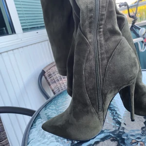 Thigh high boots - Riktigt snygga klackar i grön mocka! Använt endast 2 gånger.  (Frakt ingår i priset) 🦋