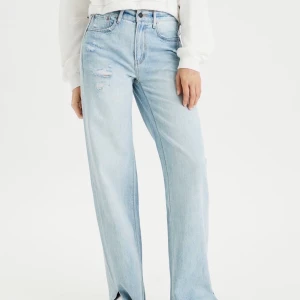 Jeans American Eagle - Snygga skaterjeans köpta på American Eagle. Storleken är 0 long, skulle säga att det är typ en XS. De är aldrig använda då jag råkade köpa fel storlek. Frakten går på 88 kr.