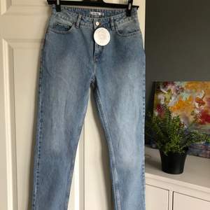 Nya jeans från Nakd med tagg i storlek 38. Snygg tvätt! Porto 63kr 