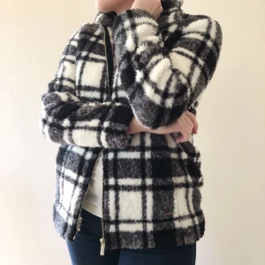 Calvin Klein jacka / kofta, strl S - Superfin jacka från Calvin Klein i storlek S. Supermysigt material och perfekt till en kall sommarkväll. Inköpt i USA och självklart äkta. Använd ca 2 gånger så i nyskick. Pris: 200kr