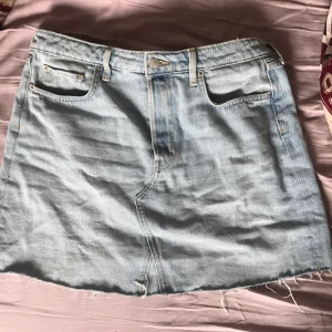 Ljusblå kjol - En ljusblå kjol som aldrig blivit använd då den är lite för kort för mig. I väldigt gott skick! Köpare står för frakt