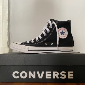 Helt nya svarta Converse stl 39.5 - Höga svarta Converse i storlek 39.5 Aldrig använda