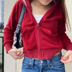 Tjocktröja i fleecematerial  - Sjukt snygg tröja i flecematerial med luva. Håller värmen bra! Jättefin och passar till mycket. Frakt tillkommer annars möts vi på söder!!💕🌹