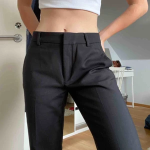  - Kostymbrallor från zara. Har sprätt upp sömmen där nere på ena benet för att jag testade om de gick att göra längre. Lätt att sy ihop igen (ingenting som syns), men även sprätta upp båda så blir de längre