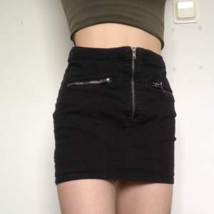 Svart kjol i denim-tyg från HM Divided. Med fickor! För stor för mig som inte har några höfter alls. 