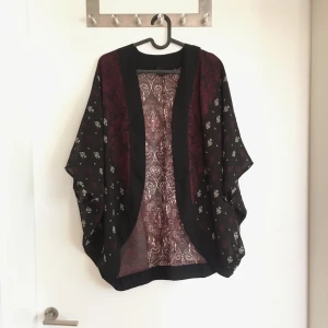 Bohemisk kofta - Underbar kortare kaftan, snygg att ha över en tröja etc. I nyskick! Passar stl 34-42.