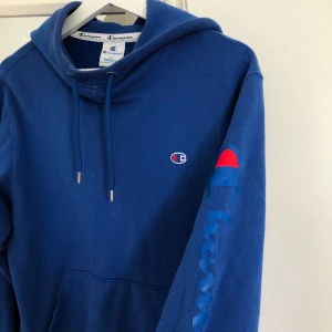 Champion Hoodie - Champion hoodie köpt för 799kr strl xs men oversized så passar XS-M!💕💕