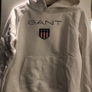 GANT hoodie - Fin vit hoodie från GANT. Bra skick, knappt använd. Storlek: 176cm/16 år/M. Köparen står för frakten. Fraktar endast