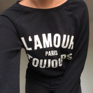 Tröja  - Svart tröja från New Yorker i storlek S. Frakten ingår 😊