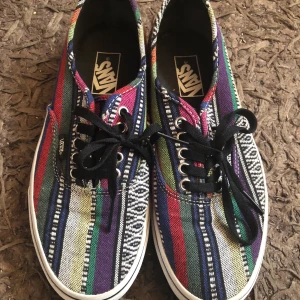 Vans  - Fett coola vans i olika mönster. Storlek 41 men jag som har 38 kan nästaaan ha dom. Buda på hejohå