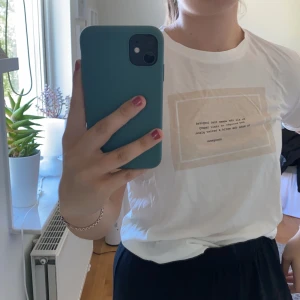 T-shirt  - Fin vit t-shirt från Massimo Dutti som aldrig har kommit till användning. Storlek S men lite tajt så passar även en XS!💛 köparen står för frakt.