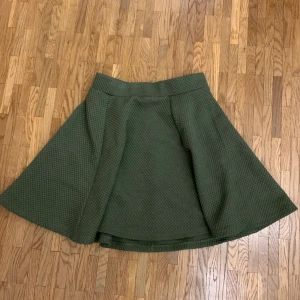 Grön Kjol  - Grön kjol i stl.XS men liten dragkedja bak. Nästan aldrig använd, bra skick. Frakten står för köparen🛍📦🚚