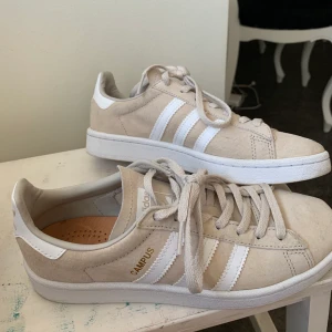 Beiga adidas skor (campus) - Ett par beiga fina adidas skor. Använda vid max 1-3 gånger! Jättefint skick🥰