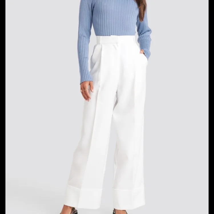 JÄTTEFINA vita kostymbyxor!! perfekt till studenten💓💓💓 Aldrig använda, lappen kvar. Frakt ej inkl.. Jeans & Byxor.