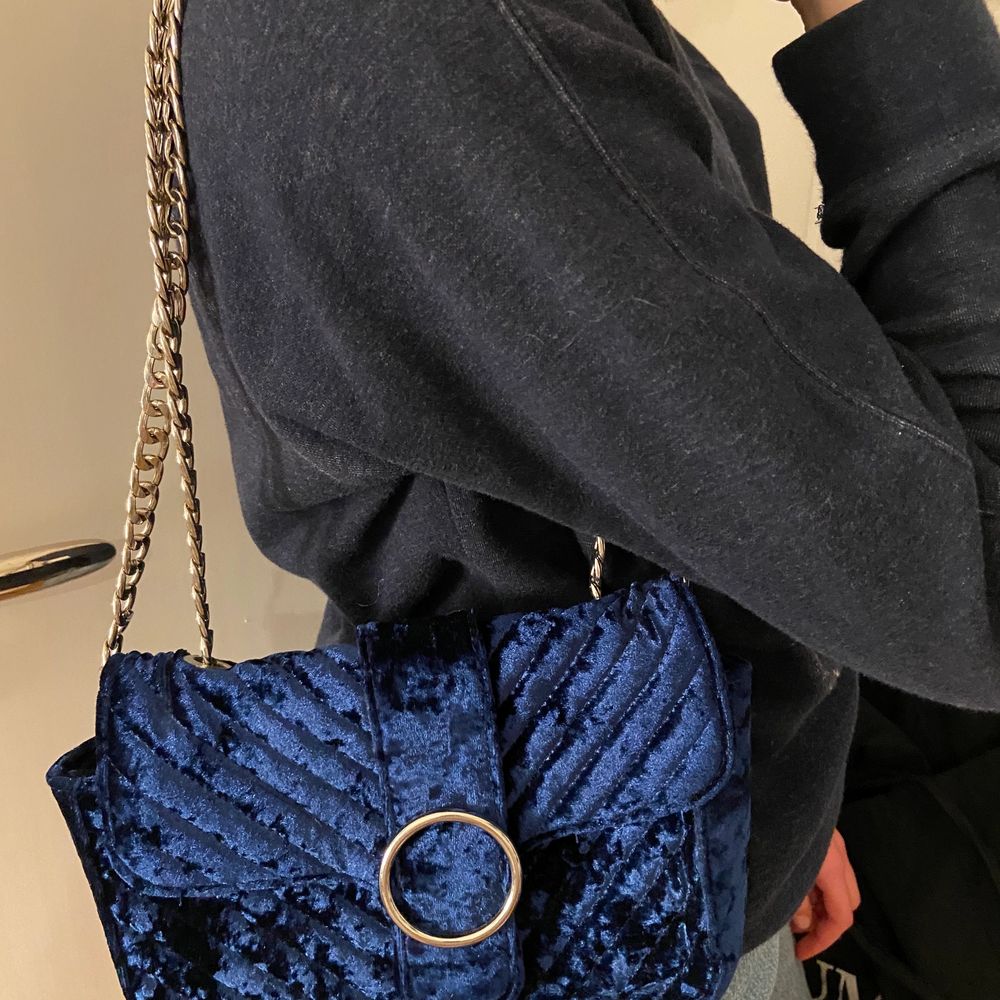 Säljer denna fina väska från Gina tricot som är i mörkblått sammet. Superfin färg som verkligen passar till ALLT. Knappen har dock gått sönder så den går inte att stänga. Frakt tillkommer, Hör av er om ni är intresserade💕. Accessoarer.