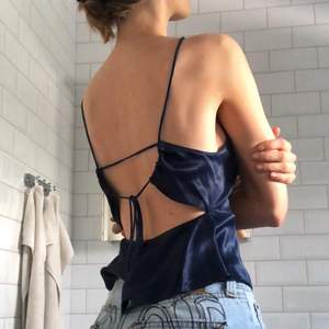 Sidenliknande top från Zara, använd vid ett tillfälle🧚🏻‍♀️ Så fin i ryggen och sitter åt lite i midjan så den är väldigt fin på 😌Inga defekter eller nånting😊 Köparen står för frakt och betalning via swish💘💘 (bud 160kr)