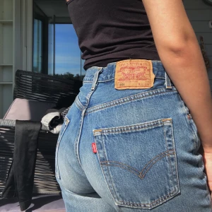 Levi’s jeans - Säljer då dem är förstora för mig! Gylfen är sliten men jag har sytt ihop det som behövdes. 🥰 priset går att diskutera och frakt tillkommer💞 