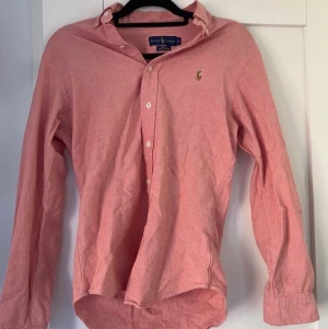 Ralph Lauren skjorta - Snygg Ralph Lauren skjorta i snygg färg med snyggt brunt märke perfekt för sommaren. I storlek S och är kanske bäst för en 13 åring. Säljs för att den är för liten. Utan några defekter som ny. Inköpt för 1000kr säljs för 250kr. 