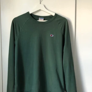 Champion långärmad t-shirt strl. M - Köpt på Champion i New York sommaren 2019, bra skick då jag inte använt den särskilt mycket. Strl. M men passar S. Frakt 80 riksdaler. Hör av er för ytterligare bilder/info. 