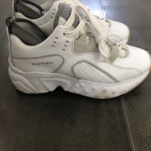 Acne Manhattan - Supersnygga sneakers från Acne i stl 37, stora i stl så dessa passar 38. Modell Manhattan.Anv ett fåtal ggr, köpta på Acne för 4000:-Som nya!!!