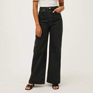 Svarta jeans från weekday i modellen ace. W27L30. Säljer pga för korta för mig (är ca 168 cm) 💖FRAKT INGÅR💖