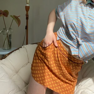 MINIKJOL - Sval & skön minikjol perfekt till sommaren. Design med kedjemönster som ger lyxig look. Med fickor och stretch i midjan. Inköpt i södra Spanien från lokalt märke, i mycket fint skick🧡