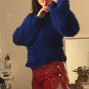 Glittrig blå tröja - Säljer en supersöt oanvänd blå glittrig tröja från NA-KD. Prislapp sitter kvar! 💙 Köparen står för frakten, såklart skickas det bildbevis på när paketet skickas 🥰 Jag är 166cm för referens, tröjan är stor i storleken. 