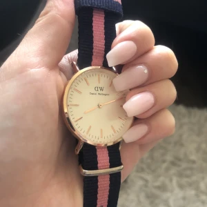 Daniel Wellington klocka  - Snålt använd daniel Wellington klocka. Säljer denna för att den inte kommer till någon användning. Bytte batteriet nyligen.