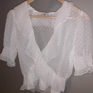 NLY TREND - En jätte fin och söt top från Nelly, endast testad, aldrig använd då den tyvärr är för liten för mig🥺 Super fin till våren och sommaren. ☀️