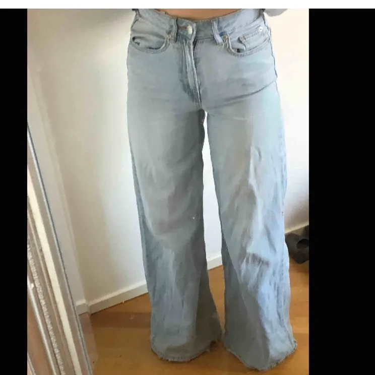 Visa ljusa jeans från Bershka, köpt här på Plick men tyvärr för små (bilder är från förra ägaren) De har lite slitage vid benen slut men inget som märks:) . Jeans & Byxor.