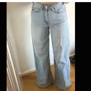 Visa ljusa jeans från Bershka, köpt här på Plick men tyvärr för små (bilder är från förra ägaren) De har lite slitage vid benen slut men inget som märks:) 