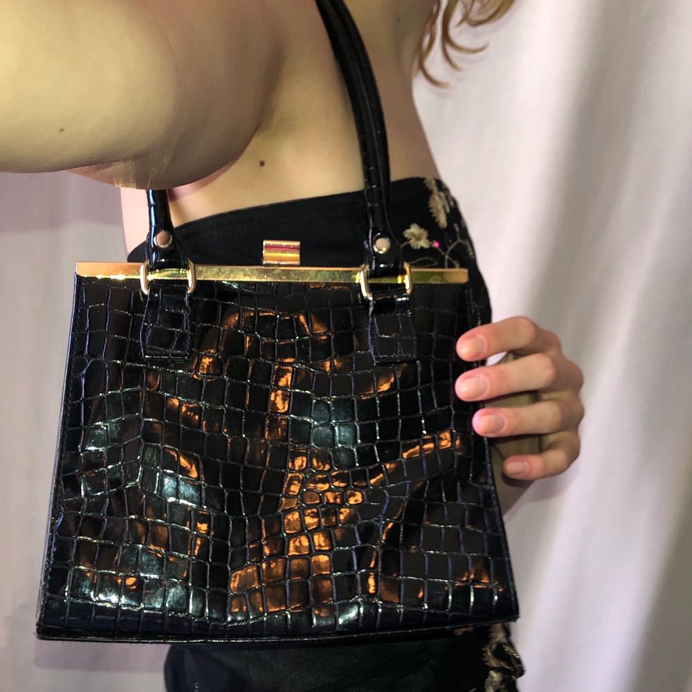 Otroligt hĂ€rlig handvĂ€ska köpt secondhand. Den har tyvĂ€rr börjat gĂ„ sönder i handtagen, men det gĂ„r att fixa med lite svart tejp, det var det den hade nĂ€r jag köpte den men jag tog bort det och hade tĂ€nkt sĂ€tta ny tejp, men inte blivit avđ€âš. VĂ€skor.