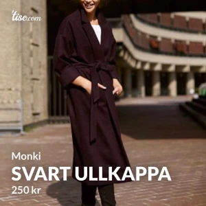 Ullkappa från Monki - Svart ullkappa från monki. Använd men i bra skick! Perfekt nu på våren/försommaren. Ofodrad. Storlek XS. Lite oversize i modellen. Frakt ingår. 