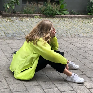 Windbreaker - Jättefin gröngul windbreaker i oversized passform som går att spänna in och vika upp. Säljer då den inte kommer till användning längre. Kan mötas upp i Lund annars står köpare för frakt. 