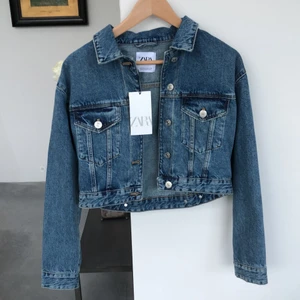 Jeansjacka zara storlek xs - Säljer min jeansjacka från zara, aldrig använd. Ordinarie pris 399kr, jag står för frakten. 